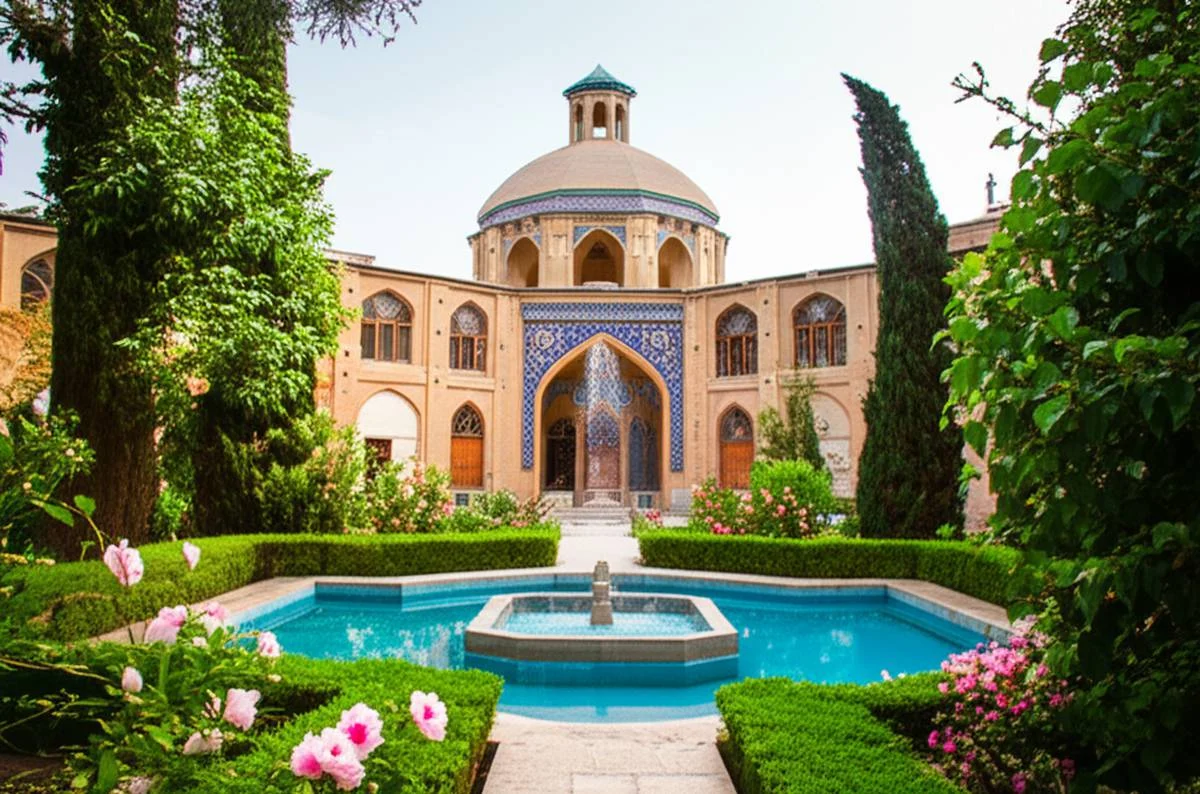 حافظیه؛ برای عکاسی از زیبایی های معماری و فضای آرام