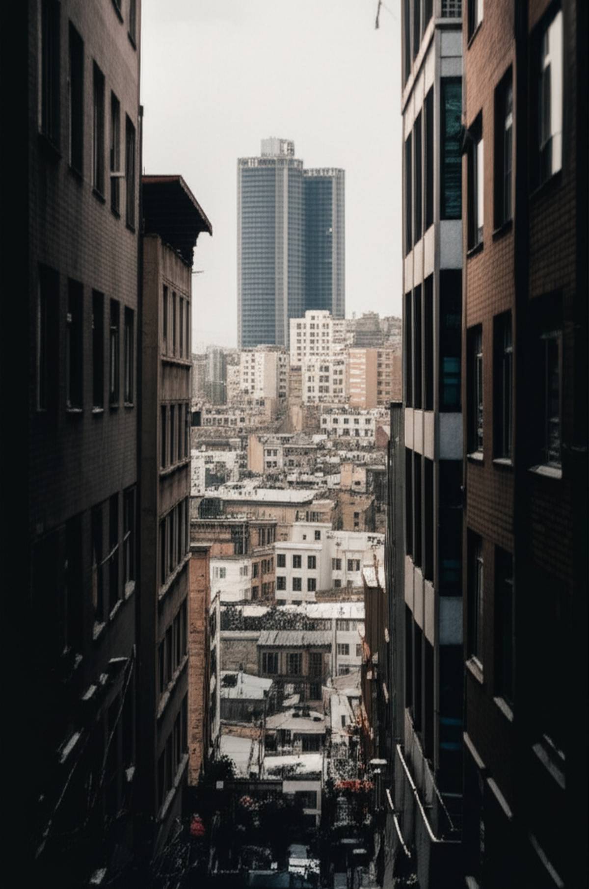 خلاصه کامل کتاب تهران شهر بی آسمان | امیرحسن چهلتن