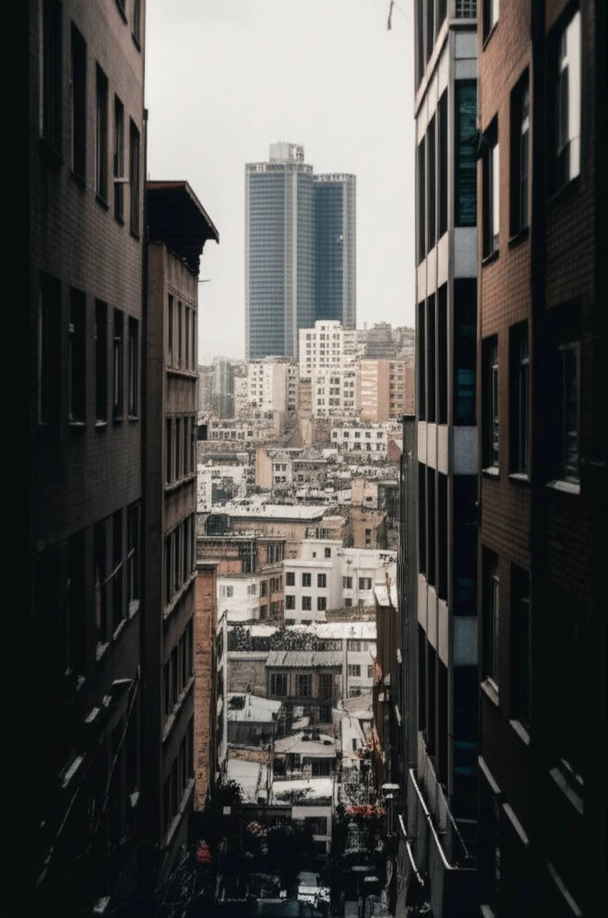 خلاصه کامل کتاب تهران شهر بی آسمان | امیرحسن چهلتن